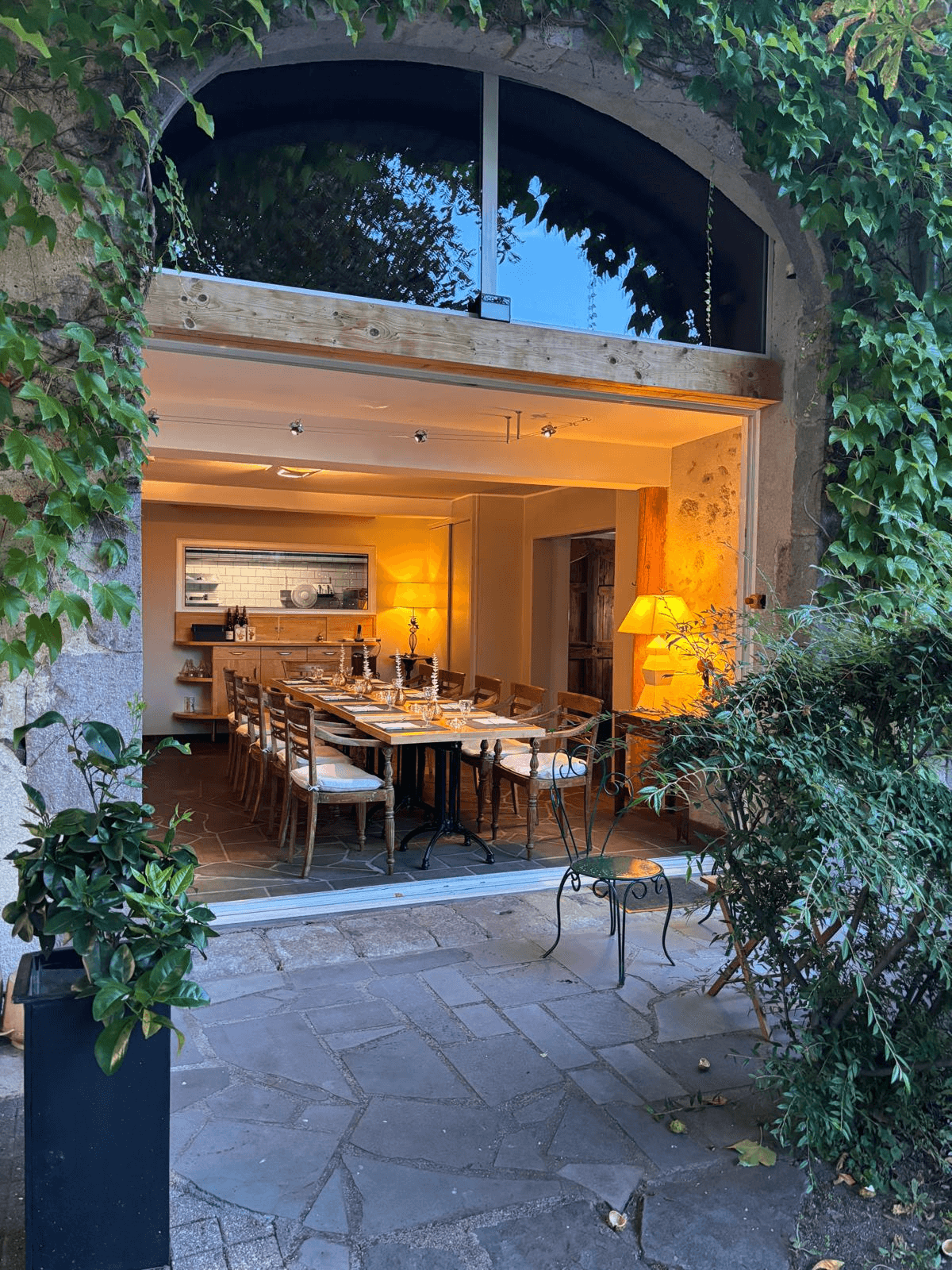 Court exerieur avec vue sur le restaurant 